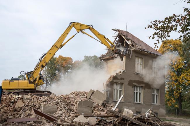 Rozbiórka budynku ciężkim sprzętem